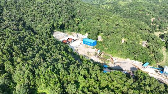 山区高速公路隧道修建工地