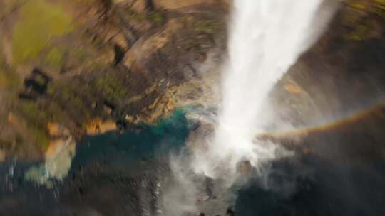fpv航拍冰岛瀑布彩虹美景俯冲视角