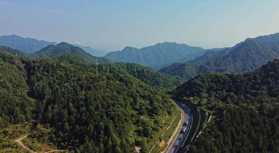 大山里的公路视频素材模板下载