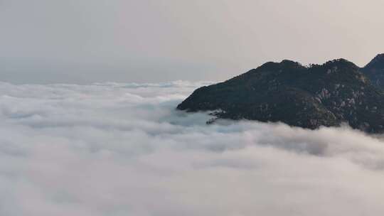 雨后泰山，云海翻腾宛若仙境