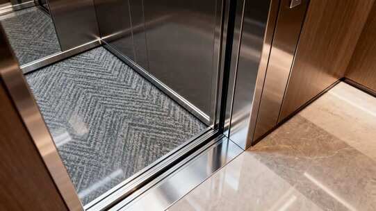 现代电梯内部地面特写