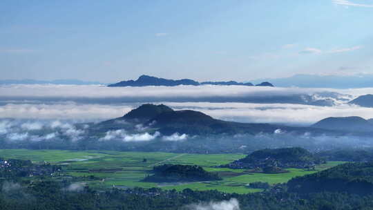 清晨云雾缭绕的火山大地绿色农田