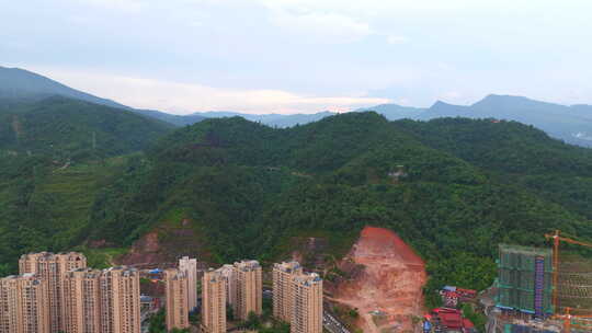 高楼 群山 天空