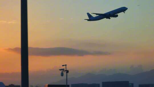 福建厦门高崎国际机场夕阳起飞的航班