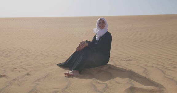 穆斯林坐在沙漠上