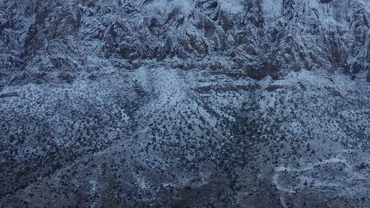 落日后有雪的落基山脉天线