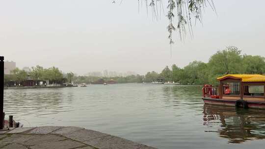 跑步爱好者女孩，济南大明湖景区跑步