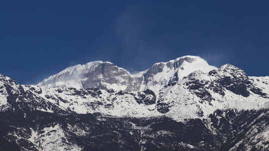 白雪覆盖的山峰视频素材模板下载