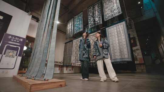 苗绣姑娘学习参观非遗作品