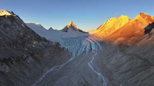 西藏日喀则国王峰普拉喜琼雪山日照金山航拍