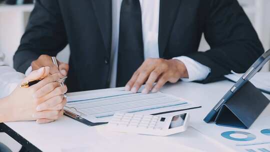 商务精英人士们正在激烈的讨论方案