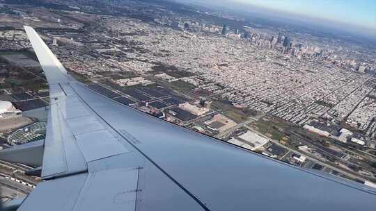 费城天际线的飞机机翼视图