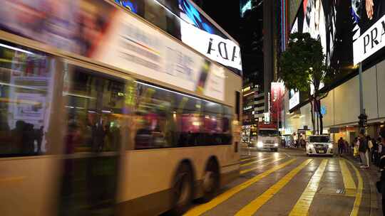 香港街道繁忙交通夜晚道路车流巴士汽车行驶