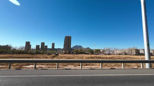 行车视角道路两侧绿化风景开车第一视角开车