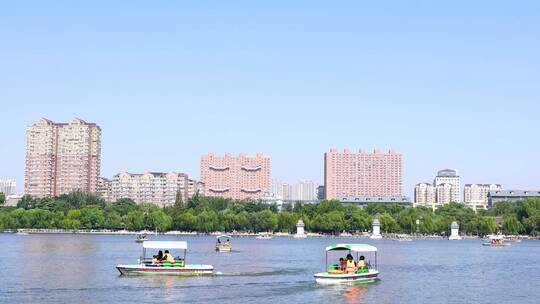 山东济南大明湖公园景区湖面景色与游船游客