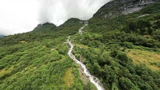 航拍山峰山泉水矿泉水优质水源瀑布