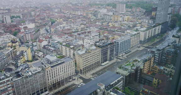 空中全景米兰繁忙的市中心与标志性建筑汽车
