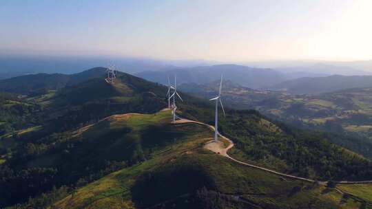 4k航拍山顶上的风力发电可持续未来能源