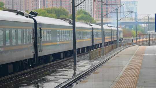 吉林省吉林站出站的绿皮火车老式火车