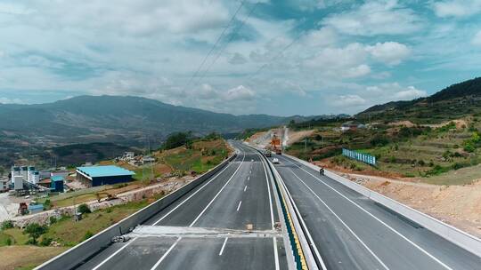 公路建设视频山区高速公路挡土墙混凝土稳定