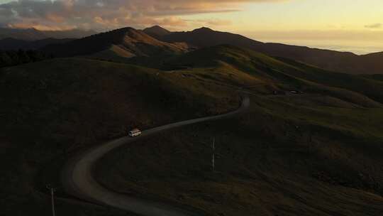 4k傍晚时汽车行驶在盘山公路上