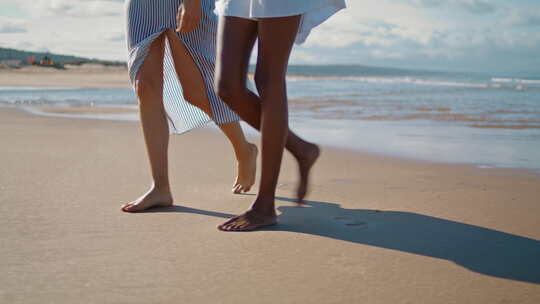 情侣腿步行海滩特写