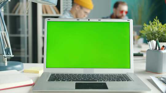 笔记本电脑、绿屏、办公室、书桌