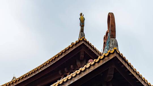 阴雨天的中式古代建筑屋顶延时摄影