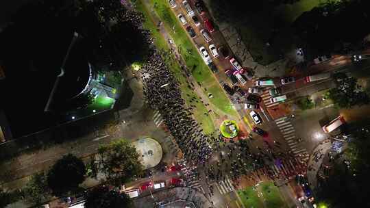 夜间天线：妇女节游行者抵达城市街道的法院