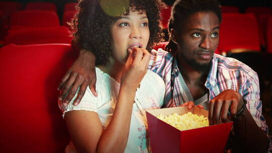 夫妻在电影院吃爆米花看电影视频素材模板下载