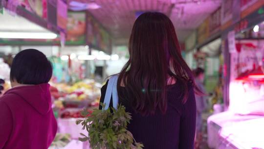 菜市场挑选蔬菜水果实拍视频素材