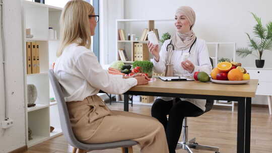 穆斯林女营养师制定胃肠道治疗计划
