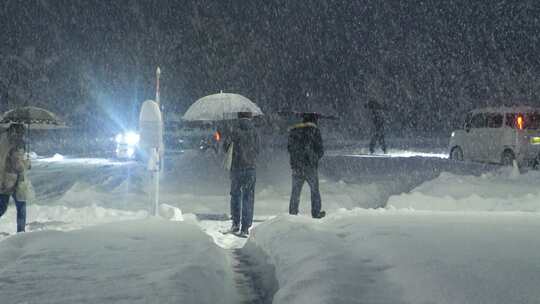 暴雪天气人们撑着伞出行