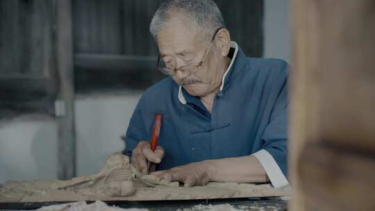木雕老艺人雕刻匠人非遗手工传承视频素材模板下载