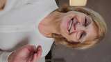 一个挥手的成年快乐女性博主的垂直镜头肖像高清在线视频素材下载