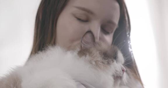 西方女人抱猫转圈地产广告饲养宠物拥抱可爱