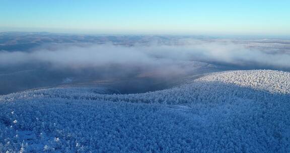 航拍大兴安岭雪色山岭冷空气景观