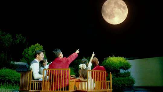 一家人赏月 吃月饼 聚会 中秋宴