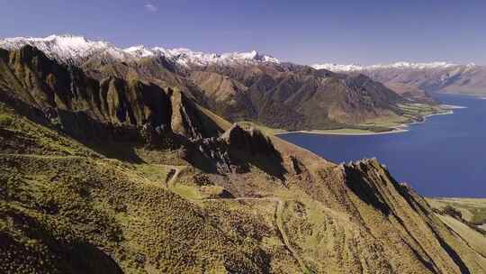 航拍山脉和湖泊全景