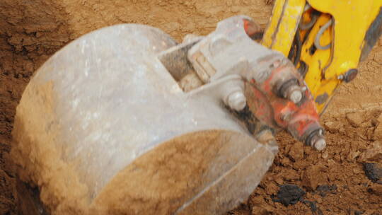 工地的挖掘机在挖土视频素材模板下载