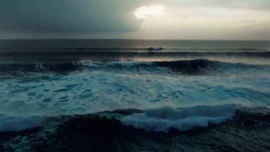 4k海浪翻滚电影感超广角水花飞向空中