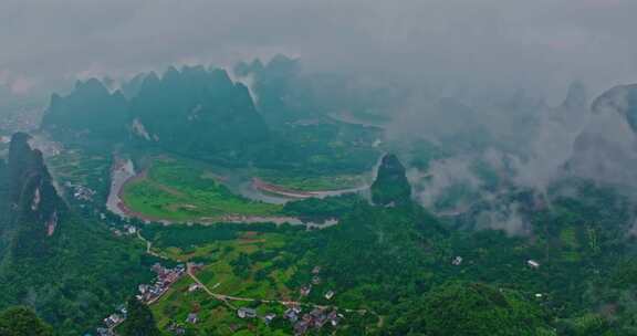 云雾弥漫的山峰