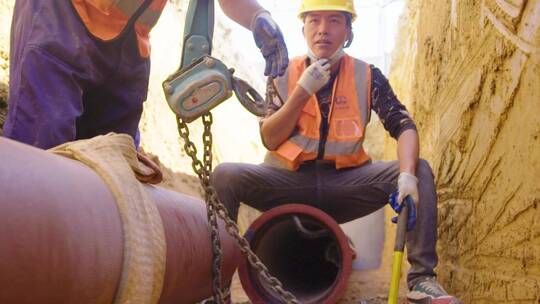 中国中铁铁路工人道路修建道路安全就是宗旨