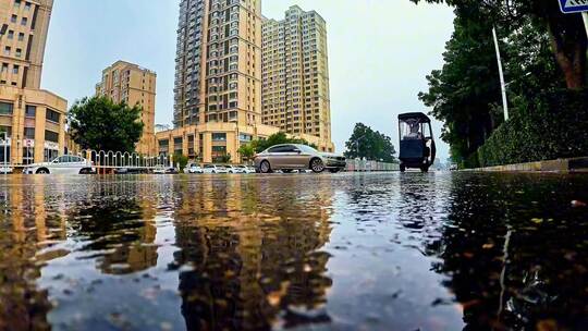 车轮下蚂蚁视角仰拍/小雨天城市交通和车流