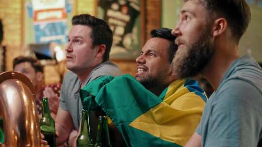 三个失望的家伙在看美式足球比赛视频素材模板下载