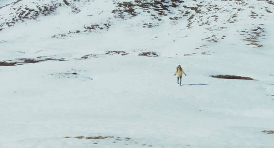 女人独自走在雪地里