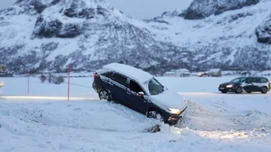 挪威罗弗敦冬季雪地中被困的汽车