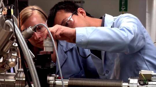 工作人员在实验室里调整化学仪器