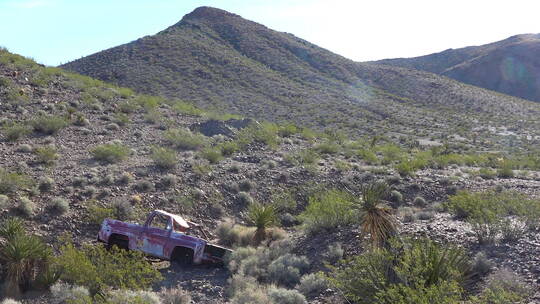 沙漠里一辆废弃的皮卡车视频素材模板下载