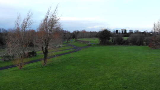 空中——飞过公园上空的草地。都柏林市区，爱尔兰，欧洲。